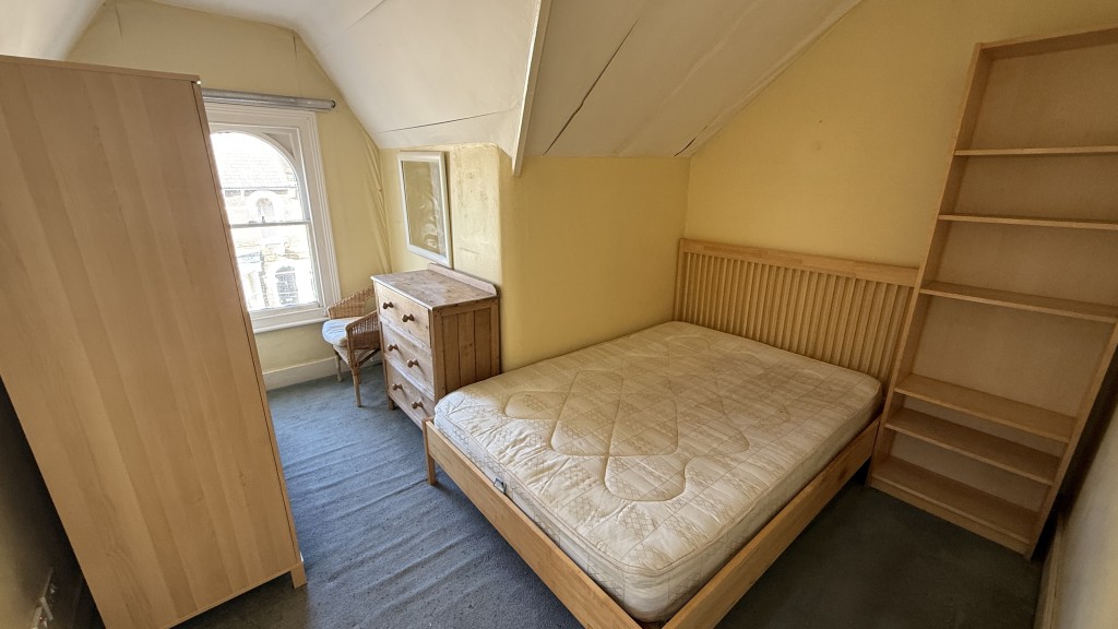 Lot: 1 - TOP FLOOR FLAT FOR IMPROVEMENT - Internal image of bedroom